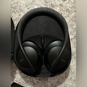 Bose 700 Noise Canceling Headphones w/charging case